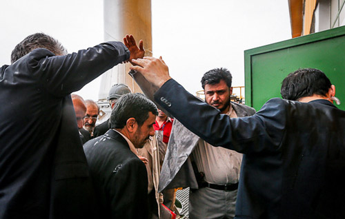 احمدی نزاد با چتر جالبش در زیر باران