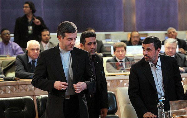 تعارفات احمدی نژاد و مشایی در روز درختکاری (عکس)