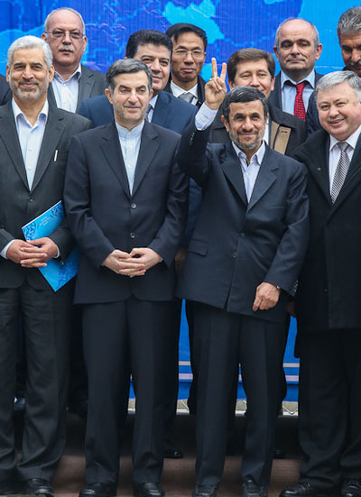 تعارفات احمدی نژاد و مشایی در روز درختکاری (عکس)