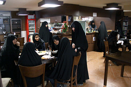 اولین کافی شاپ بانوان در تهران ( دور از هر مذکری) 1