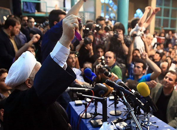 تصاویر: حسن روحانی در حسینیه جماران 