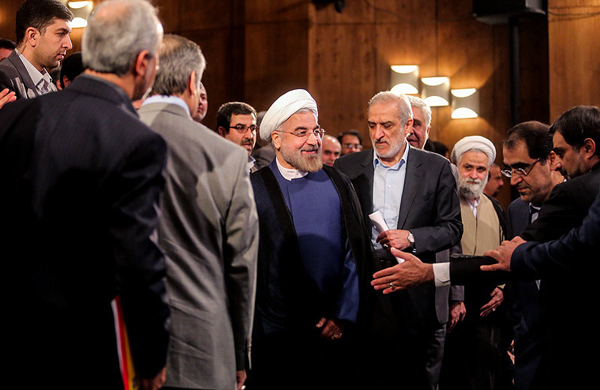 تصاویر: متن و حواشی حضور روحانی در دانشگاه