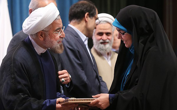 تصاویر: متن و حواشی حضور روحانی در دانشگاه