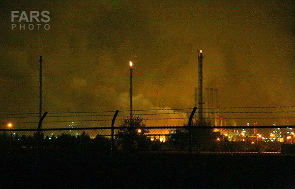 93824 407 آتش سوزی در پالایشگاه نفت تهران