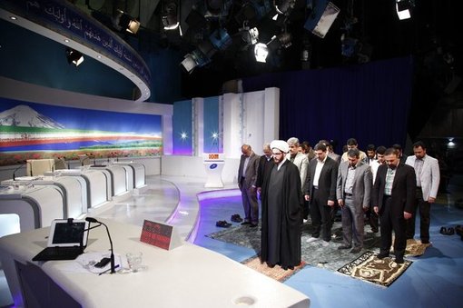 (تصاویر) نماز جماعت در برنامه زنده تلویزیونی