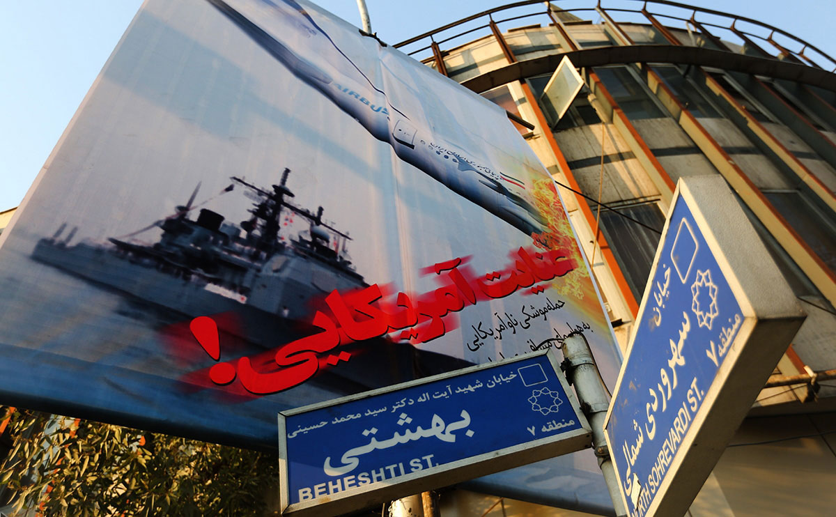 نصب بنرهای «عنایت آمریکایی» در تهران
