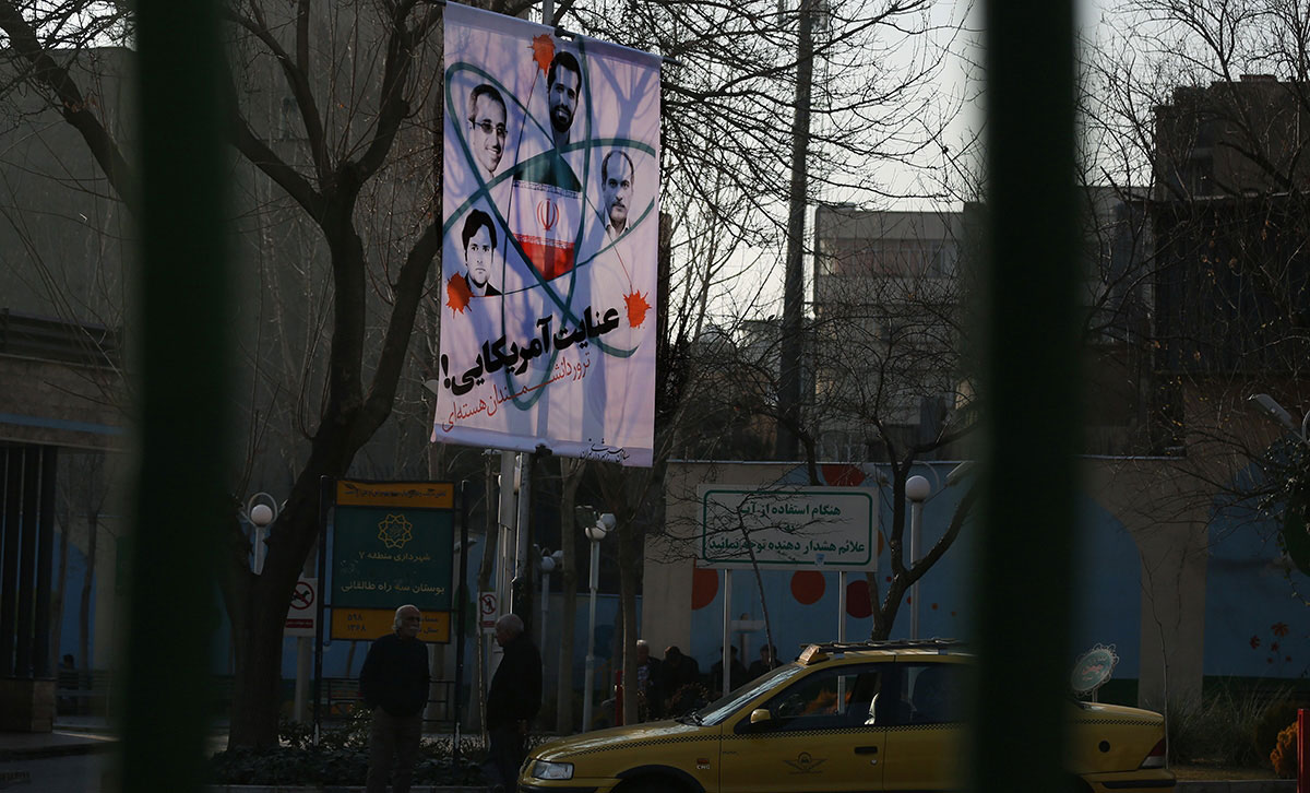 نصب بنرهای «عنایت آمریکایی» در تهران