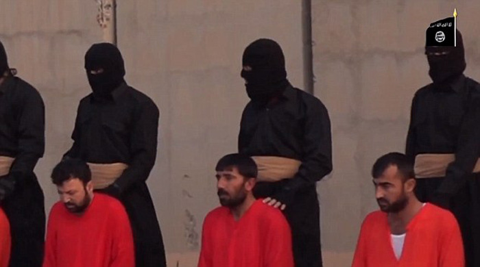 (تصاویر) داعش 21پیشمرگ را در خیابان گرداند