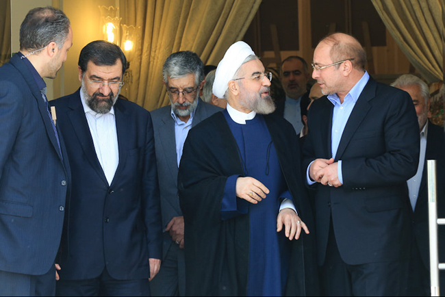 اقتدای رقبای انتخاباتی به روحانی نماز خوندن روحانی 1