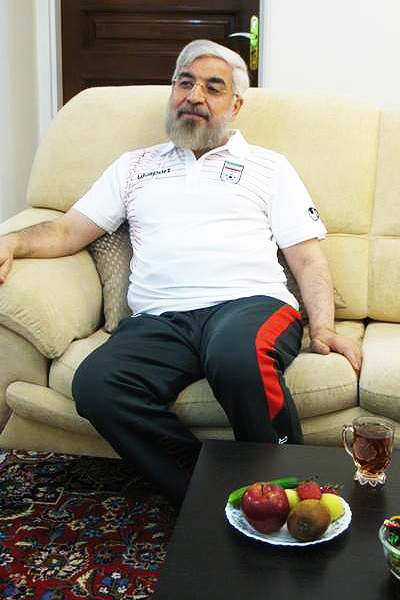 عکس های روحانی در منزل در حال تماشای بازی ایران نیجریه 1