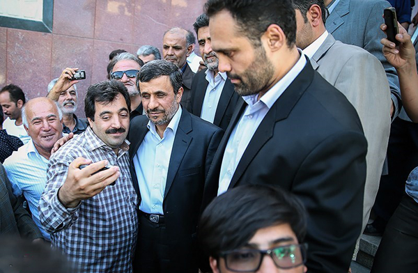  (تصاویر) عکس سلفی با احمدی‌نژاد