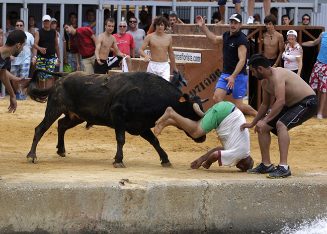 138882 651 آغاز بزرگترین جشن گاو بازی در اسپانیا + تصاویر
