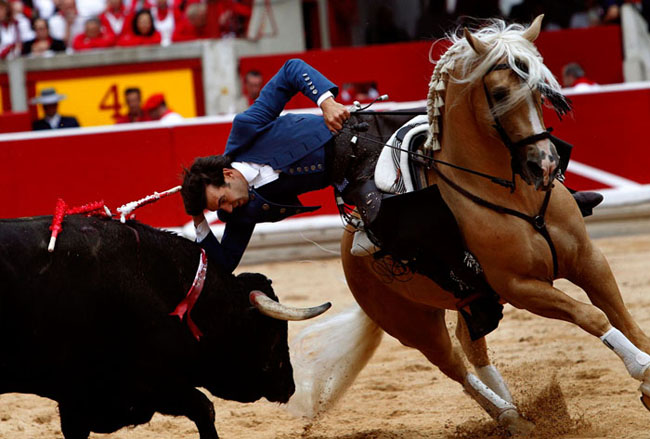 138894 685 آغاز بزرگترین جشن گاو بازی در اسپانیا + تصاویر