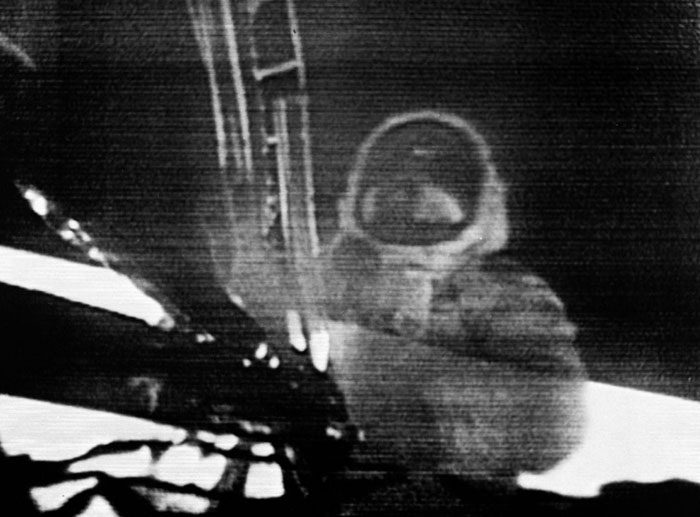 اولین سفر انسان به ماه 1