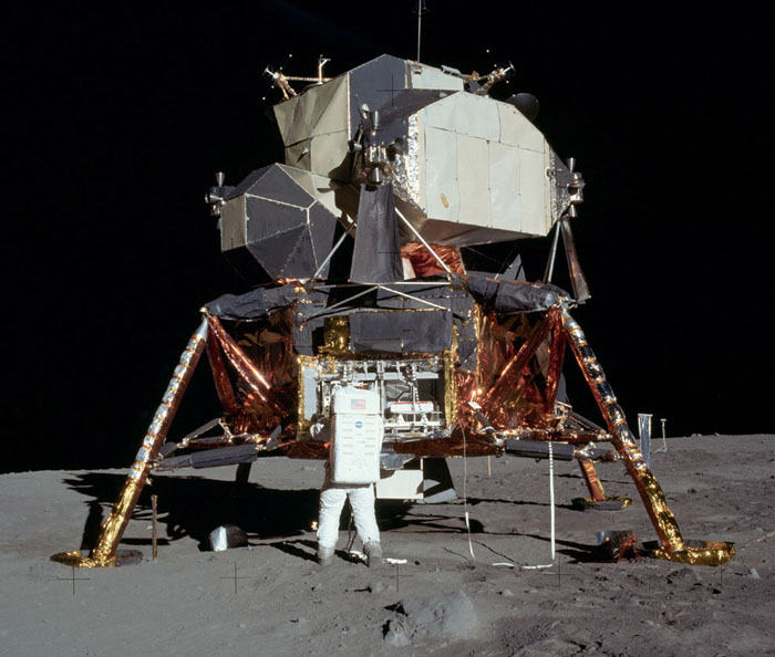 اولین سفر انسان به ماه 1