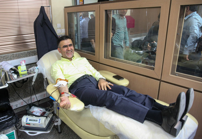 (تصاویر) اهدای خون فرهادی به کودکان غزه