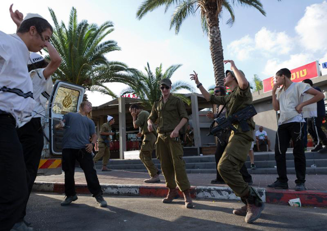 144954 243 سربازان اسرائیلی در عشق و حال + تصاویر