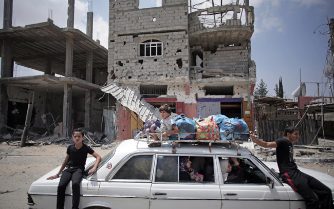 145632 648 بازگشت مردم غزه به خانه های خراب شده (تصاویر)