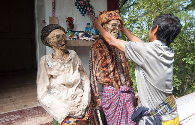 سنت آرایش مردگان در اندونزی 1