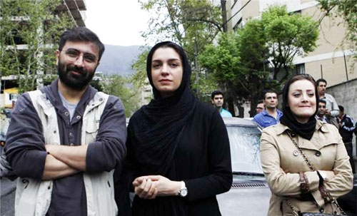 (تصویر) زوج بازیگر در تجمع مقابل سفارت عربستان