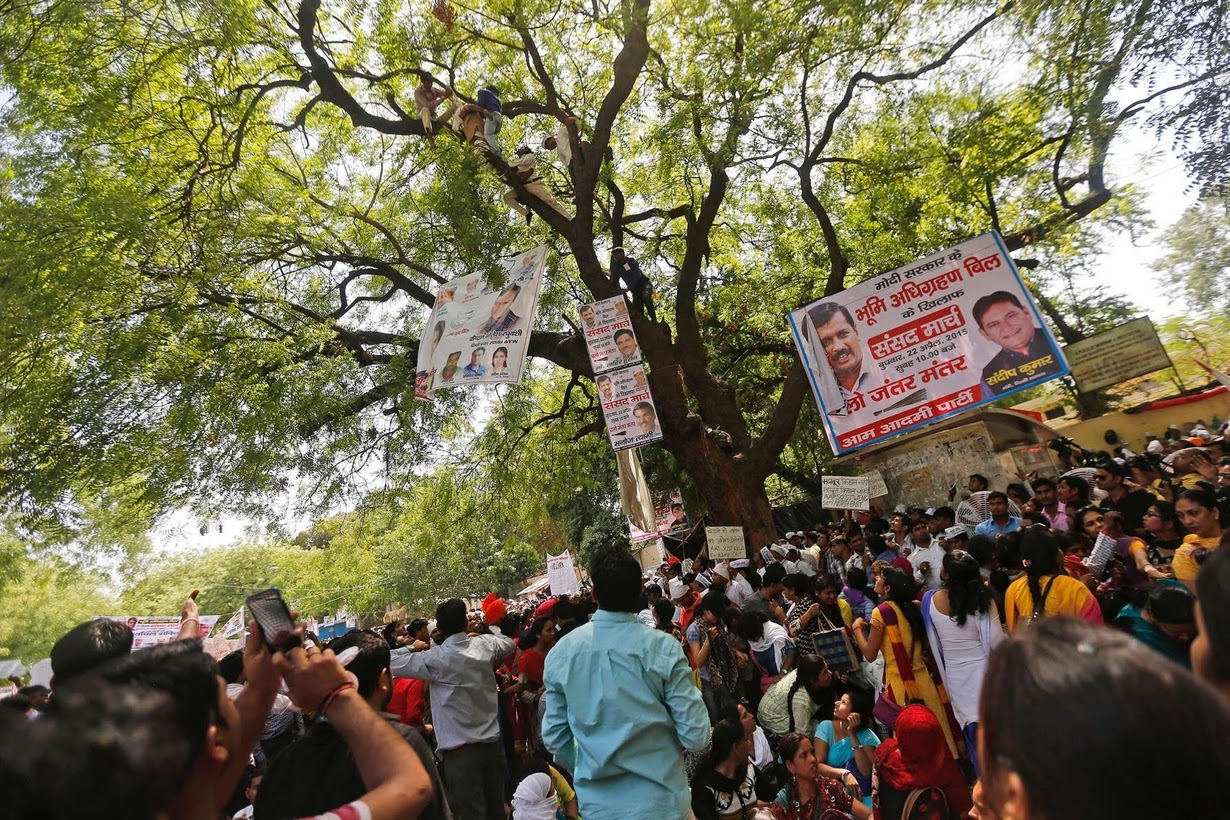 (تصاویر) خودکشی کشاورزهندی در جمع معترضان