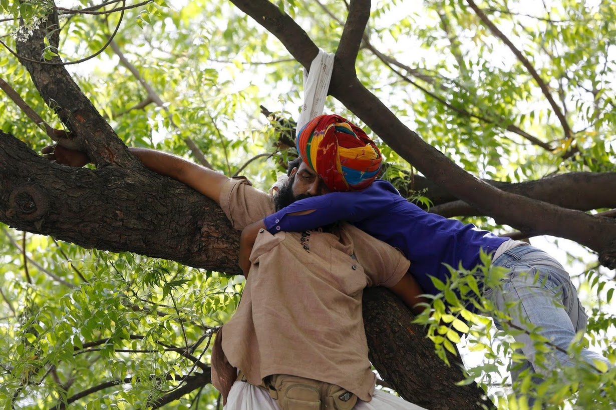 (تصاویر) خودکشی کشاورزهندی در جمع معترضان