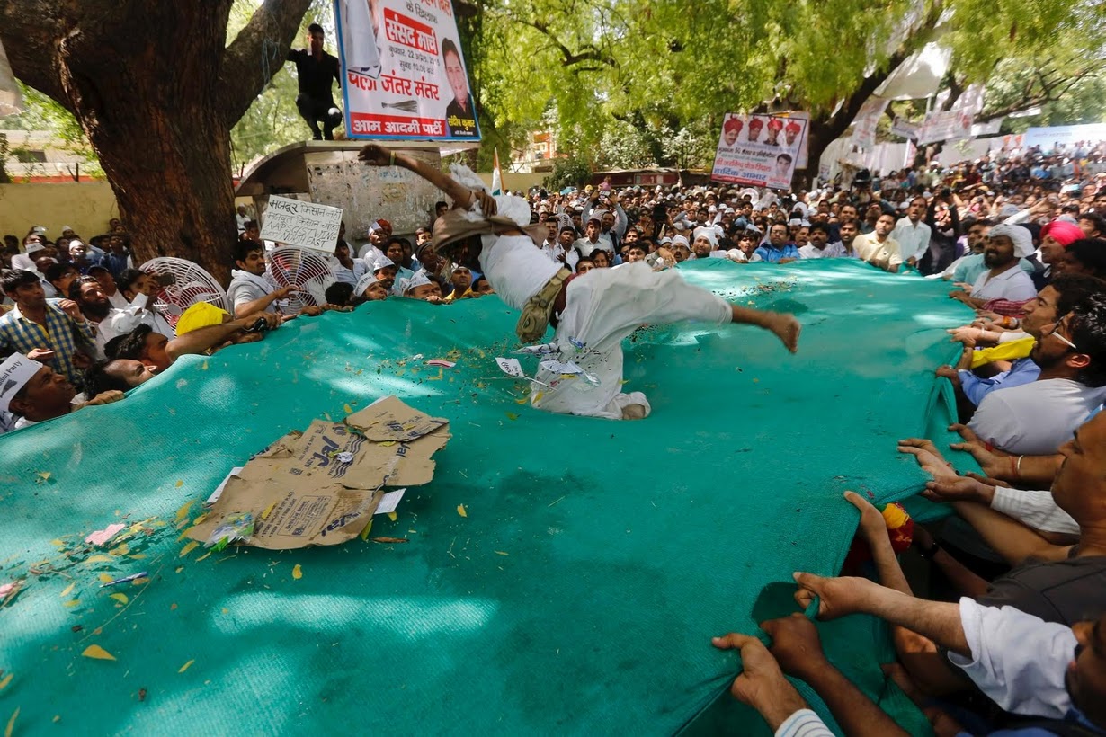 (تصاویر) خودکشی کشاورز معترض در هند