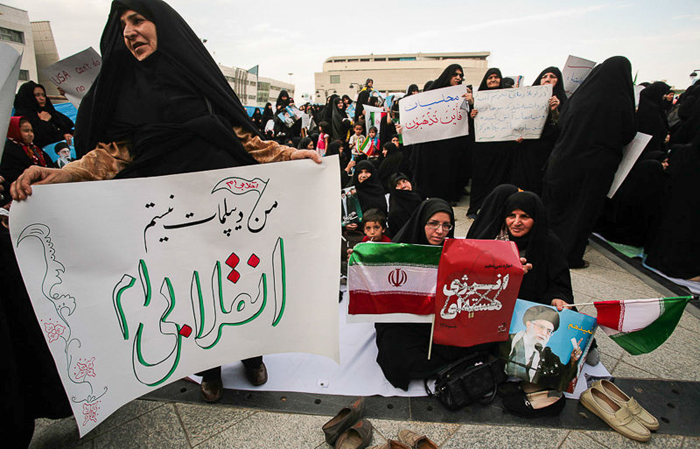 (تصاویر) اجتماع منتقدان مذاکرات در مشهد