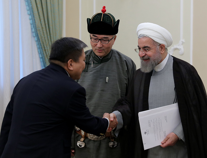 (تصاویر) دیدار با روحانی با لباس مغولی