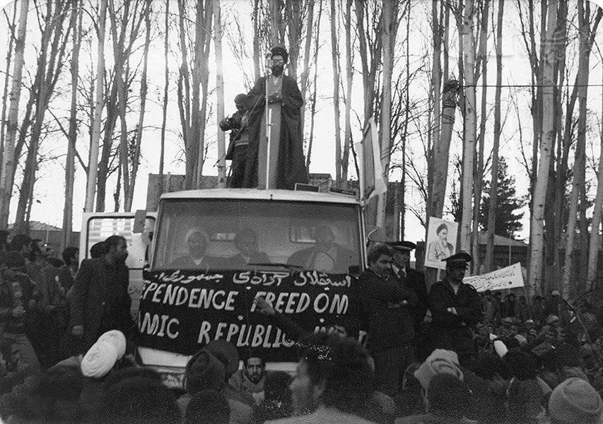 تصویری از رهبر انقلاب در تظاهرات علیه رژیم پهلوی