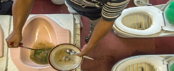 (تصاویر)رستورانی که غذاهایش در کاسه توالت سرو می شود