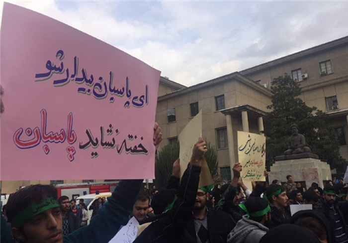 (عکس) تجمع دلواپسان با سربندهای سبز در دانشگاه تهران