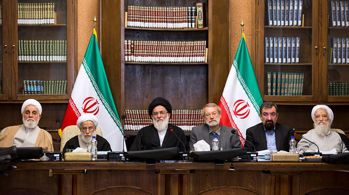 (تصاویر) غیبت روحانی و آملی لاریجانی و گفت‌وگو احمدی‌نژاد و شمخانی