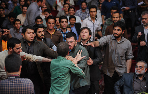 (تصویر) درگیری بین دانشجویان در جلسه لنکرانی