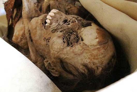 جسد مومیایی ۹۰۰ ساله کنار خیابان+(تصاویر)