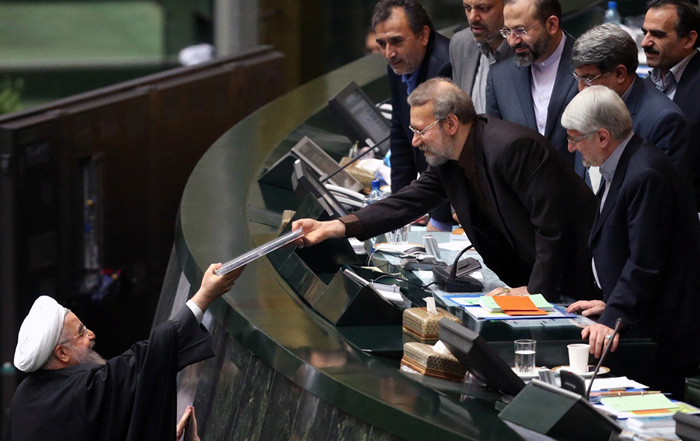 (تصاویر) روحانی لایحه بودجه را به مجلس برد