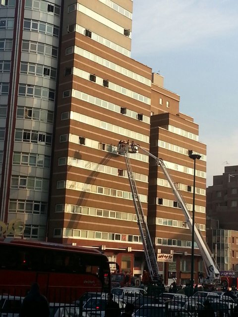 نجات بیش از 40 تن از حریق در یک برج اداری +(تصاویر)