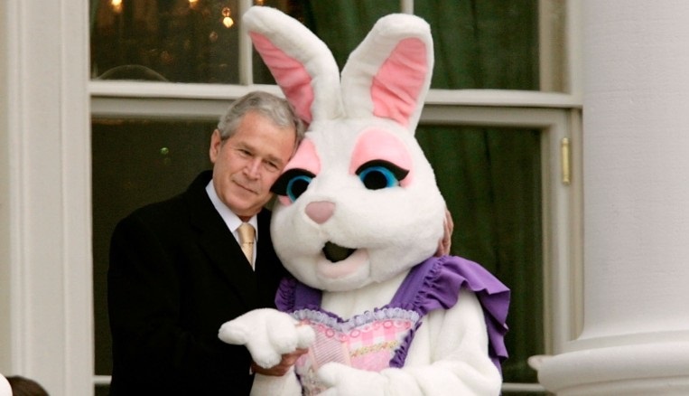 (عکس) سخنگوی کاخ سفید در لباس خرگوش!