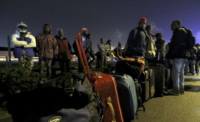 (تصاویر) آغاز تخلیه اردوگاه کاله فرانسه از مهاجران خارجی