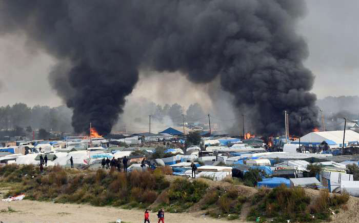 (تصاویر) آتش سوزی در زاغه پناهجویان کاله فرانسه