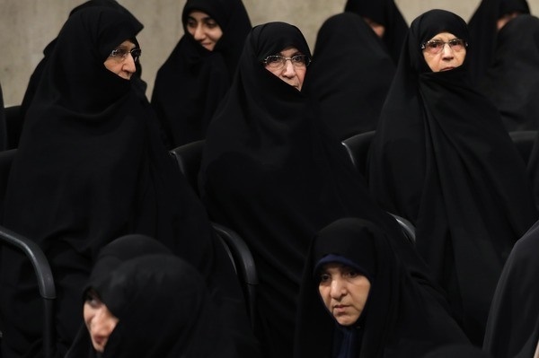 (عکس) دختران امام خمینی(ره) در مراسم تنفیذ