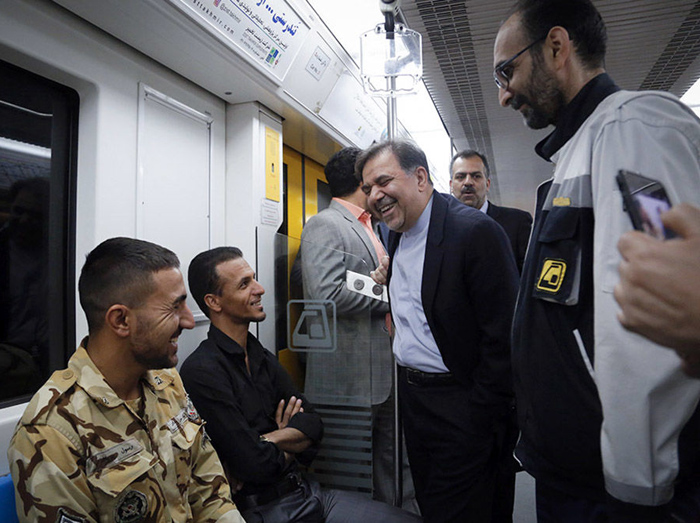 (تصاویر) مواجهه وزیر راه با دستفروش مترو