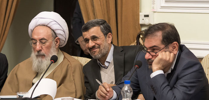 (تصاویر) غیبت روحانی و آملی لاریجانی و گفت‌وگو احمدی‌نژاد و شمخانی