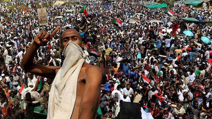 چه اتفاقی در سودان رخ داد؟/ چرا مردم نظامیان را پس می‌زنند؟