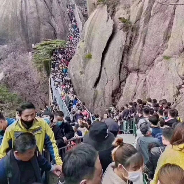 (تصویر) هجوم ۲۰ هزار گردشگر به پارک ملی چین
