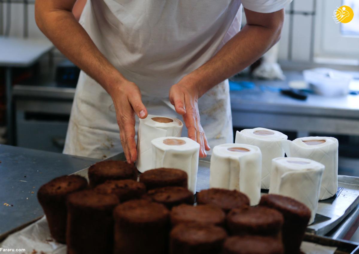 فرارو | (تصاویر) پخت کیک به شکل دستمال توالت!