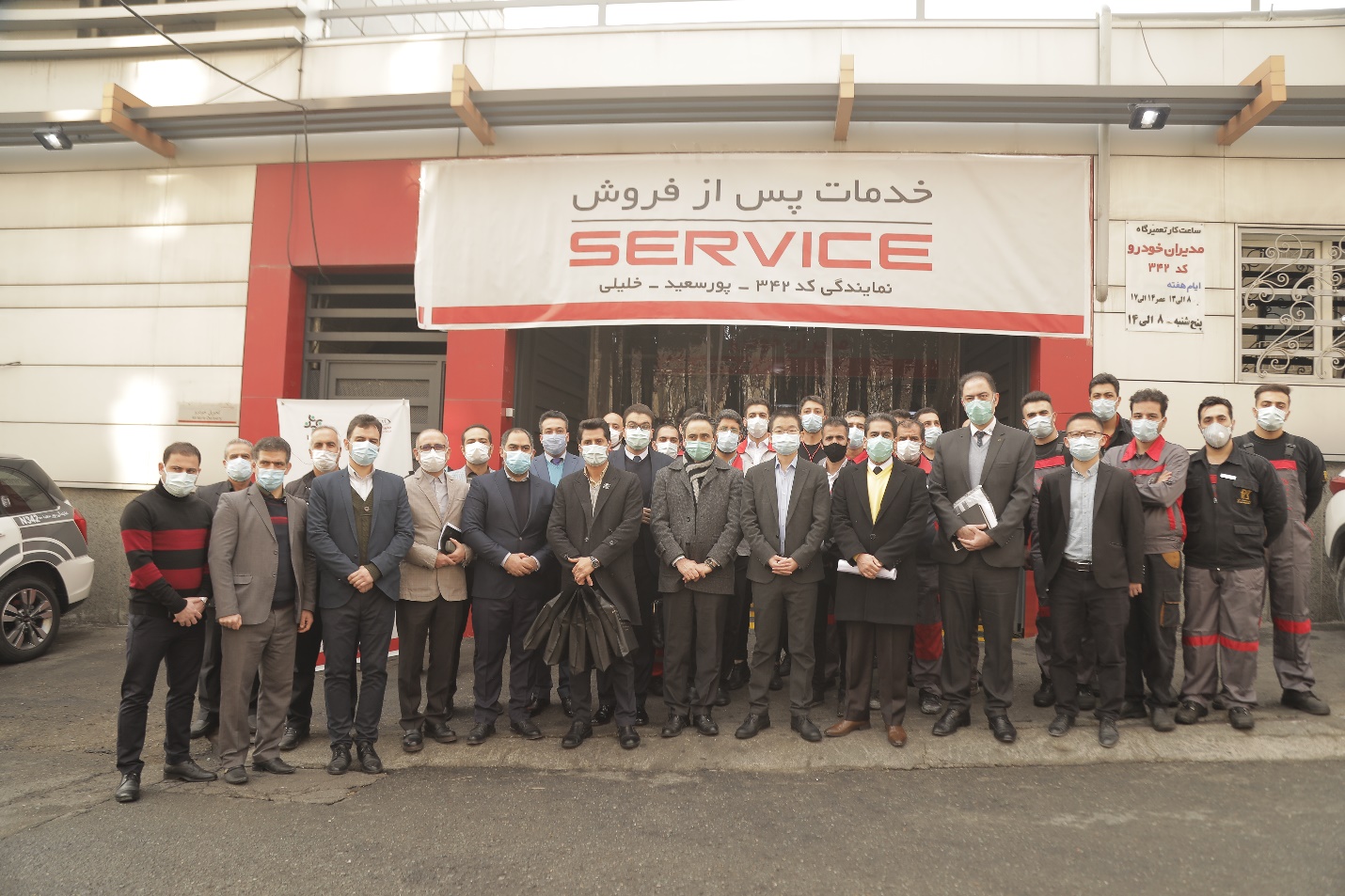 لوح سپاس شرکت بازرسی کیفیت و استاندارد ایران در دستان مدیر عامل شرکت مدیران خودرو