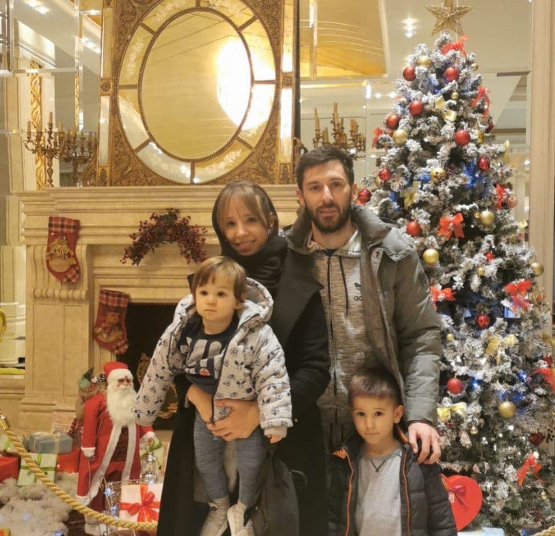 (عکس) ستاره استقلال در کنار خانواده و درخت کریسمس