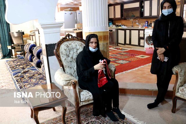 (عکس) گل‌محمدی مدال نایب قهرمانی را به خانواده هوادار فقید پرسپولیس اهدا کرد