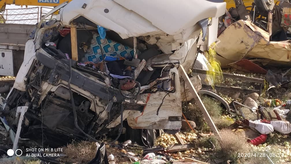 تصادف مرگبار تریلی با اتوبوس در خراسان‌ جنوبی